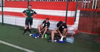 الأهلي والوداد.. طاقم حكام المباراة يؤدي مرانه بجانب «الشياطين الحمر»