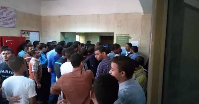 صور| تجمهر الطلاب أمام مكتب نائب رئيس جامعة أسيوط للمطالبة بالتسكين