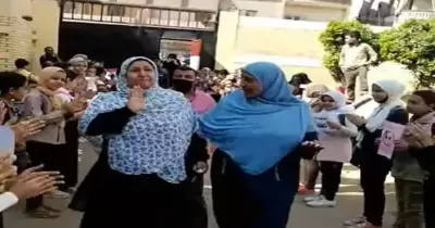 ممر شرفي واحتفال في مدرسة جمال عبد الناصر لمعلمة بلغت سن المعاش.. اعرف التفاصيل (فيديو)