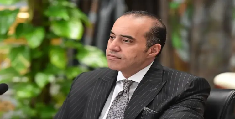  وزير الشؤون النيابية يستخدم هاتفه لإنهاء نقاش بالبرلمان 