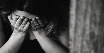 بائعة بأحد المحال تبكي من التعب خلال ساعات العمل.. ما القصة؟