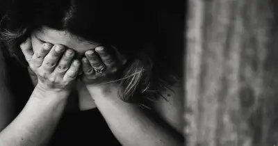 بائعة بأحد المحال تبكي من التعب خلال ساعات العمل.. ما القصة؟