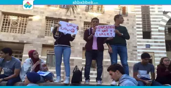 تعويم الجنيه أمام الدولار.. يفجر أزمة بين طلاب الجامعة الأمريكية |فيديو