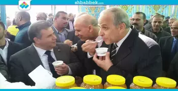 صور| افتتاح معرض للملابس والمنتجات اليدوية بجامعة بنها