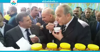 صور| افتتاح معرض للملابس والمنتجات اليدوية بجامعة بنها
