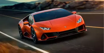 «Lamborghini».. صور السيارة لامبورجيني الأعلى أمانا التي قسمتها شوارع مصر نصفين