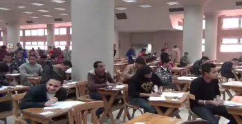 طلاب كلية التجارة بحلوان يشتكون من الظلم في نتائجهم.. ورئيس الجامعة يرد