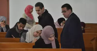 رئيس جامعة قناة السويس يتفقد امتحانات الفصل الدراسي الأول