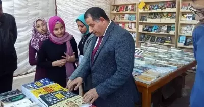 عميد كلية آداب بني سويف يفتتح معرضا للكتاب بأسعار مخفضة