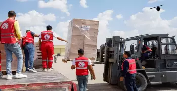مطار العريش يبدأ استقبال المساعدات الموجهة لغزة (صور)