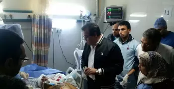 وزير التعليم العالي يزور مصابي حادث العريش بمستشفى جامعة قناة السويس (صور)