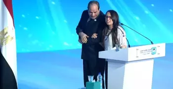 فتاة من ذوي الاحتياجات الخاصة تغني في مؤتمر الشباب.. ورد فعل مفاجئ من السيسي (فيديو)
