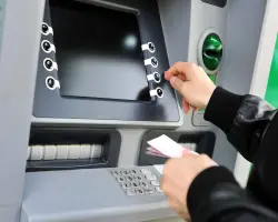 رسوم السحب من ماكينات atm 2026 في كل البنوك