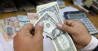انخفاض سعر الدولار مع توقعات بمزيد من التراجع