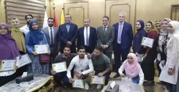 رئيس جامعة بني سويف يكرم طلاب الأنشطة