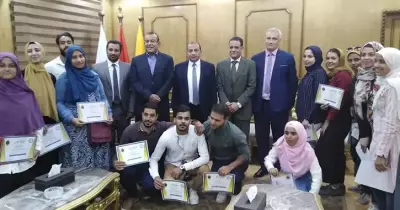 رئيس جامعة بني سويف يكرم طلاب الأنشطة