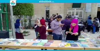 بالصور.. «سياسة واقتصاد القاهرة» تنظم معرض للكتب بأسعار مخفضة (صور)