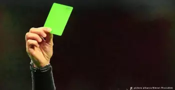 فيديو| حكم يشهر «البطاقة الخضراء» في الدوري الإيطالي.. ماذا تعني؟