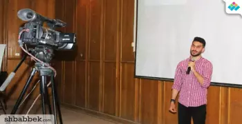 إعلام عين شمس تدرب الطلاب في ورشة «مهارات الشاشة.. المراسل والمذيع»