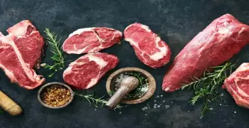 هل يجب غسل اللحم قبل الطبخ؟.. ما هو رأي الأطباء والمختصين في الطهي وحكم الشرع؟