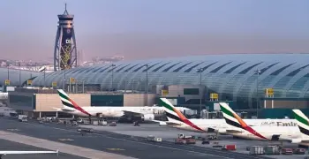 هل تم ضرب مطار دبي؟.. إصابات وتعليق الطيران حتى إشعار آخر