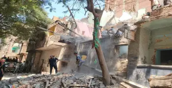 «كنا بنشتري فطار وسمعنا صوت انفجار».. شهود عيان يروون لحظة انهيار عقار شبرا