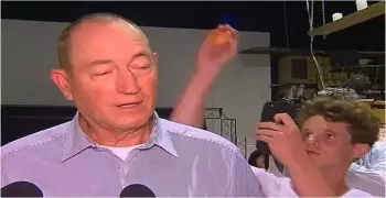 شاب يكسر بيضة على رأس سيناتور أسترالي بعد أن هاجم المسلمين (فيديو)