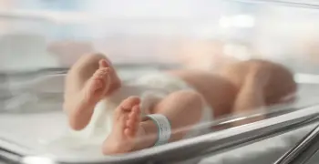 بسبب خلافات مع زوجها.. أم تنهي حياة رضيعها بضربة بآلة حادة على الرأس في قنا