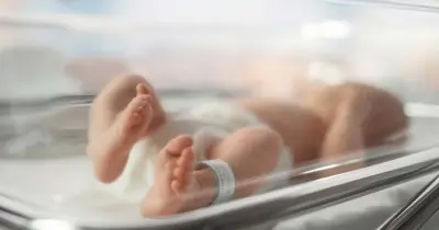 بسبب خلافات مع زوجها.. أم تنهي حياة رضيعها بضربة بآلة حادة على الرأس في قنا