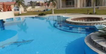 قرار رسمي بشأن نزول حمامات السباحة بـ«المايوه الشرعي»