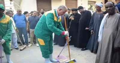 محافظ البحر الأحمر يرتدي زي عمال النظافة و«يكنس» الشوارع (صور)