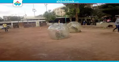 حرب عنيفة بين طالبات بجامعة عين شمس (فيديو)