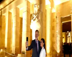 سيلفي ملك إسبانيا في معبد حتشبسوت خلال زيارته للأقصر