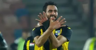 خناقة الأشقاء.. أحمد يحتفل  بـ"نسر الأهلي" أمام الزمالك.. ومحمود علاء يرد