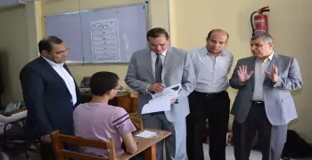 بالصور.. رئيس جامعة سوهاج يتفقد لجان الامتحانات بكليتي الصيدلة والآداب