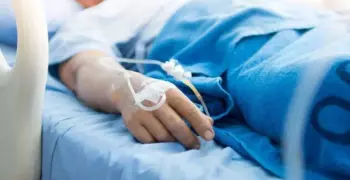 التحقيق مع ممرضة ضربت مريضة بـ«الشبشب»