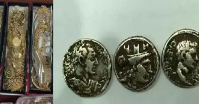 ضبط 30 علبة وزنت 22 كيلو مشغولات ذهبية وبها 23 فص ألماس