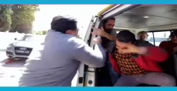 خناقة بين شاب عاطل وسيدة تسوق الميكروباص (فيديو)