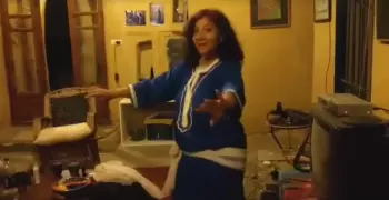 منى برنس تعود من جديد.. «الرقصة» هذه المرة من داخل شقتها