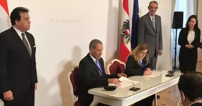 جامعة النهضة توقع عقد شراكة مع أقدم كلية طب في فيينا