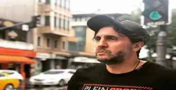 طرح بوستر مسرحية خيال مريض.. أولى التجارب المسرحية لهشام ماجد