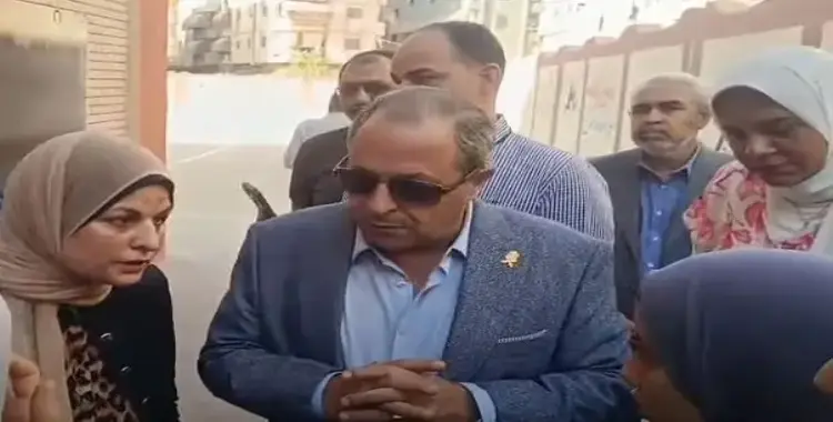  بسبب خروج طالبتين لشراء عيش.. إحالة مديرة مدرسة للنيابة في بورسعيد (فيديو) 