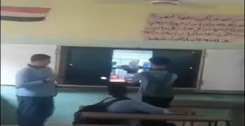 رورو البلد على السبورة الذكية داخل الفصول والتعليم تبدأ التحقيقات.. (فيديو)