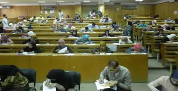 عميد آداب الفيوم يتفقد لجان امتحانات الدراسات العليا (صور)