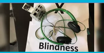يميز العملات النقدية ويقرأ النصوص..  «X-Blindness» يرى بدلا من المكفوفين