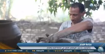 أشقاء مكفوفون يبدعون في صناعة الفخار بالصعيد «فيديو»