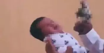فيديو مروع.. رجل سعودي يطلق النار بجوار طفل رضيع ويضع المسدس في فمه