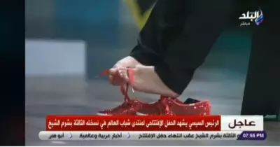 قائدة طائرة بدون ذراعين من منتدى شباب العالم: عليكم بالتفكير خارج الحذاء