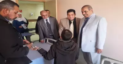 رئيس جامعة الأزهر مع أطفال «التشوهات الخلقية»