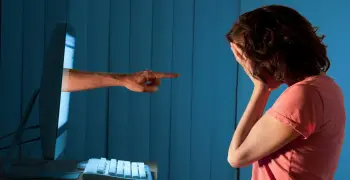 «ضربتني على وشي وهددتني بالقتل».. الطفل سليم يستغيث من مسؤولة بمدرسة دولية